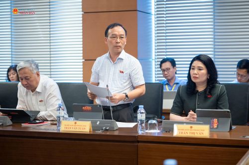 ĐBQH Trần Văn Tuấn (Bắc Ninh) phát biểu thảo luận tại tổ