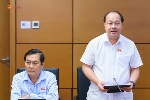 ĐBQH Nguyễn Phương Bắc (Cà Mau) phát biểu thảo luận tại tổ