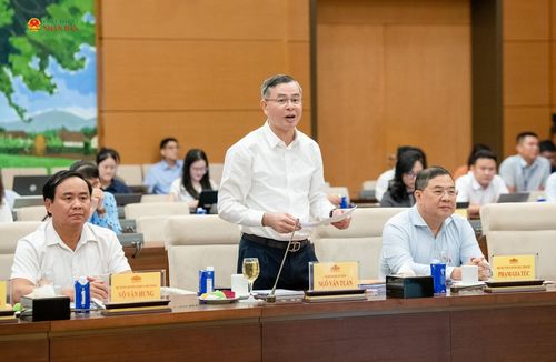 Bộ trưởng Bộ Tài chính Ngô Văn Tuấn trình bày Tờ trình tóm tắt cơ chế, chính sách đối với dự án xây dựng khu đô thị lấn biển để tích hợp vào Luật Phát triển đô thị
