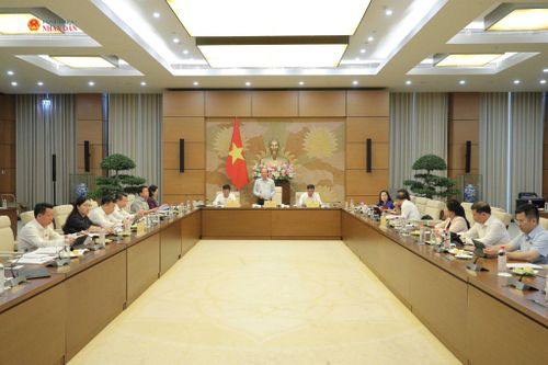 Toàn cảnh phiên họp. Ảnh: Hồ Long