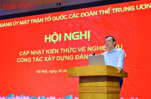 Ông Nguyễn Minh Chung -Ủy viên Ban Thường vụ, Trưởng ban Tuyên giáo và Dân vận Đảng ủy Mặt trận Tổ quốc, các Đoàn thể Trung ương phát biểu khai mạc Hội nghị.