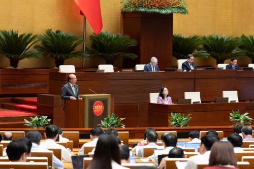 Chủ nhiệm Ủy ban Pháp luật và Tư pháp Phan Chí Hiếu trình bày báo cáo thẩm tra. Ảnh: Media Quốc hội