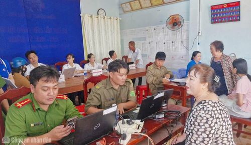 Công an xã Gành Hào hỗ trợ nhân dân thực hiện các dịch vụ công trực tuyến lưu động tại trụ sở văn hóa.