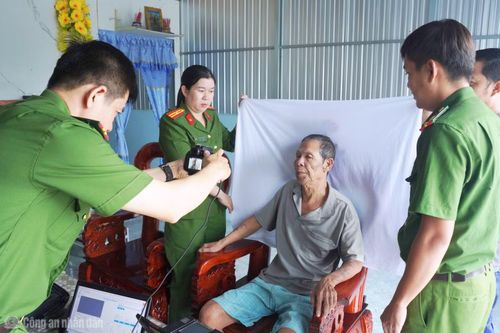 Phòng CSQLHC về TTXH Công an Cà Mau đến tận nhà cấp căn cước, định danh điện tử cho người già yếu tại xã Đá Bạc.