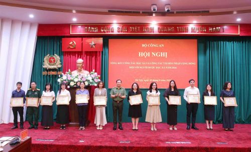 Thứ trưởng Lê Văn Tuyến trao Bằng khen của Bộ Công an tặng các tập thể, cá nhân có thành tích xuất sắc đột xuất trong công tác đặc xá năm 2026.