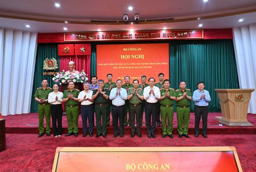  Phó Thủ tướng Thường trực Phạm Gia Túc và các đại biểu. 