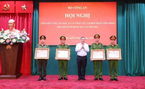 Thừa uỷ quyền của Chủ tịch nước, Phó Thủ tướng Thường trực Chính phủ Phạm Gia Túc trao Huân chương tặng các tập thể, cá nhân có thành tích đặc biệt xuất sắc trong công tác đặc xá năm 2026.