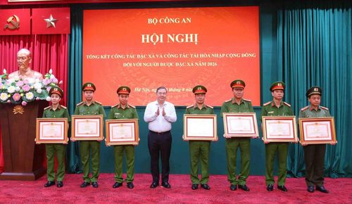 Phó Thủ tướng Thường trực Chính phủ Phạm Gia Túc trao Bằng khen của Thủ tướng Chính phủ tặng các tập thể, cá nhân có thành tích xuất sắc đột xuất trong công tác đặc xá năm 2026.