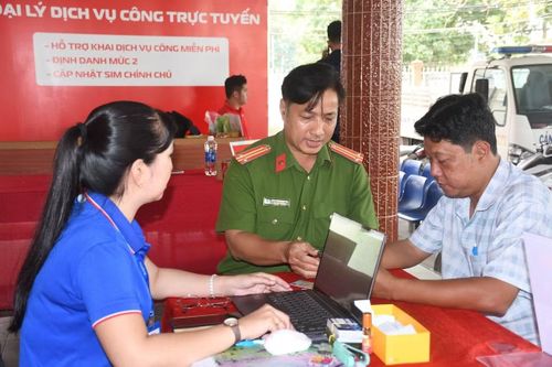 Lực lượng Công an hỗ trợ người dân thực hiện nộp hồ sơ dịch vụ công trực tuyến.
