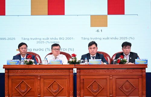 Lãnh đạo Đại học Kinh tế Quốc dân, Báo Nhân Dân, Tạp chí Cộng sản và Đại học Kinh tế Thành phố Hồ Chí Minh chủ trì hội thảo. Ảnh Trọng Đạt.
