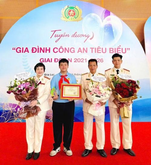 Gia đình chị Hoàng Thị Tuyết Nhung, anh Lê Xuân Huy và hai con tại Lễ tuyên dương “Gia đình Công an tiêu biểu” toàn quốc giai đoạn 2021-2026 do Bộ Công an tổ chức.