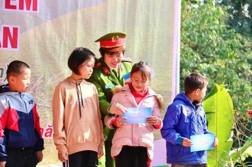 Chị Hoàng Thị Tuyết Nhung trao quà động viên các cháu học sinh nghèo vượt khó, vươn lên trong học tập.