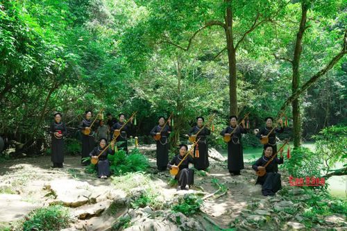 Câu lạc bộ Bảo tồn dân ca xã Trường Hà sáng tác thêm nhiều ca khúc mới mừng Cách mạng Tháng Tám thành công, ca ngợi Đảng, Bác Hồ và quê hương đổi mới. Những lời ca hôm nay tiếp nối mạch nguồn cách mạng từ Pác Bó.