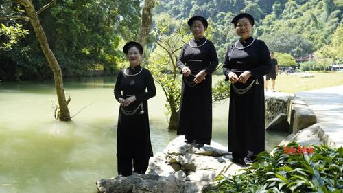 Bên dòng suối Lê-nin, những lời ca về Đảng, Bác Hồ vang lên giữa núi rừng Pác Bó, gửi gắm lòng biết ơn, niềm tự hào và tình cảm son sắt của đồng bào nơi cội nguồn cách mạng.