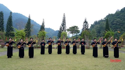 Những câu chuyện về Cách mạng Tháng Tám và Quốc khánh 2/9 không chỉ nằm trong trang sử, mà còn được đồng bào các dân tộc xã Trường Hà kể lại qua lời ca, tiếng hát.