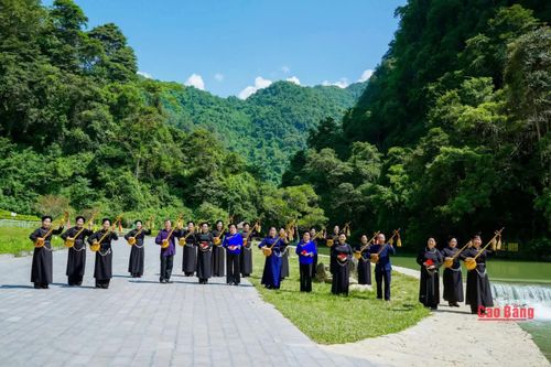 Lòng biết ơn Bác được gửi gắm qua lời Then, tiếng đàn tính mộc mạc.