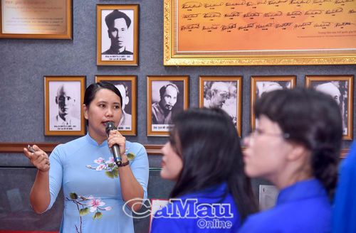 Ðoàn viên, thanh niên phường Giá Rai nghe thuyết minh về sự lãnh đạo của Ðảng, Bác Hồ để làm nên thắng lợi vẻ vang của cuộc Cách mạng tháng Tám.