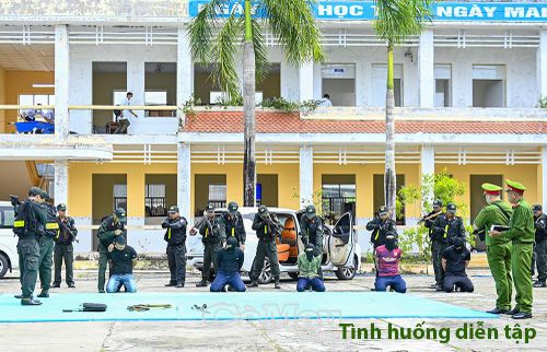 Diễn tập thực hành A2 “Đánh bắt bọn bạo loạn có vũ trang giải thoát con tin” của Công an xã Vĩnh Mỹ diễn ra thành công, đảm bảo an toàn người và vũ khí, trang bị.