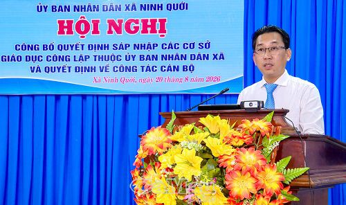  Bí thư Đảng uỷ, Chủ tịch HĐND xã Ninh Quới Nguyễn Minh Nhựt phát biểu tại hội nghị.
