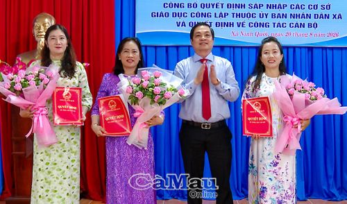 Phó Chủ tịch UBND tỉnh Huỳnh Chí Nguyện trao Quyết định sáp nhập Trường Mầm non Vàng Anh và Hoa Xuân thành Trường Mầm non Ninh Quới (ảnh trên) và trao Quyết định bổ nhiệm Hiệu trưởng và các Phó Hiệu trưởng Trường Mầm non Ninh Quới.