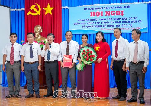 Phó Bí thư Thường trực Đảng uỷ xã Ninh Quới Nguyễn Văn Chiến và Chủ tịch UBND xã Ninh Quới Võ Thị Ngọc Dung trao Quyết định sáp nhập Trường Tiểu học Lương Thế Vinh, Trường Tiểu học Mạc Đĩnh Chi, Trường THCS Ninh Quới thành Trường Tiểu học và THCS Ninh Quới.