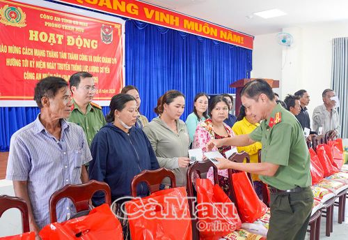 Thượng tá Trần Xuân Lãm, Đội trưởng Đội Viễn thông - Cơ yếu, Phòng Tham mưu, Công an tỉnh, trao quà cho người dân ấp Thành Vọng.