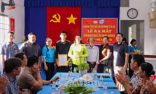Đồng chí Võ Bích Thuỷ, Chủ tịch Uỷ ban MTTQ Việt Nam Phường Lý Văn Lâm (thứ năm từ trái sang), trao quyết định công nhận mô hình khu dân cư “Đoàn kết - Ấm no - Hạnh phúc - Chuyển đổi số” cho đại diện Ban Công tác Mặt trận Khóm 8.