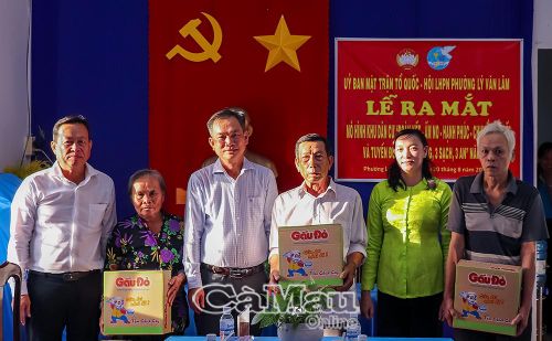 Đồng chí Nguyễn Văn Khởi, Phó Chủ tịch Uỷ ban MTTQ Việt Nam tỉnh Cà Mau, Chủ tịch Hội Chữ thập đỏ tỉnh cùng lãnh đạo Phường Lý Văn Lâm trao quà hỗ trợ các hộ có hoàn cảnh khó khăn.