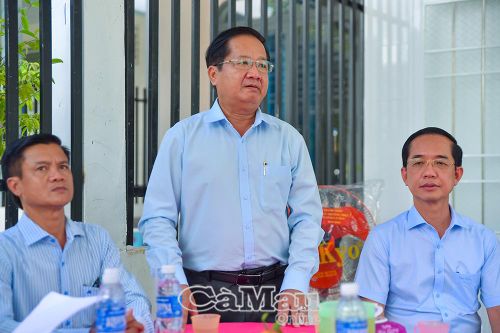 Phó Chủ tịch Thường trực Uỷ ban MTTQ Việt Nam tỉnh Cà Mau Lê Thanh Triều chúc mừng gia đình bà Lâm Hồng Keo có mái ấm mới, ổn định cuộc sống.