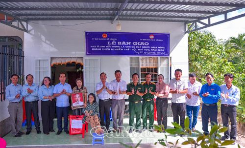 Đoàn trao những phần quà chúc mừng gia đình có căn nhà mới.