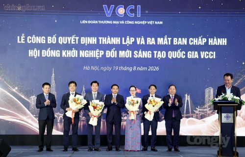 Phó Thủ tướng Nguyễn Văn Thắng chúc mừng Ban Chấp hành Hội đồng. Ảnh: chinhphu.vn/Đức Tuân.