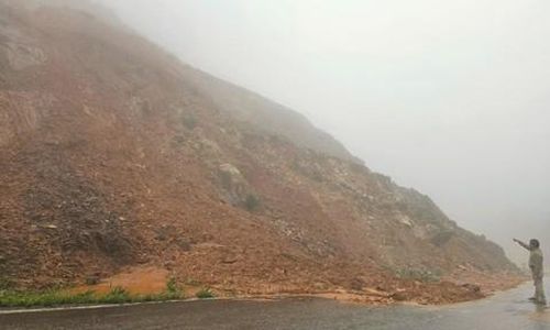 Trên tuyến tránh đèo Măng Rơi tiếp tục có mưa, sương mù và sạt lở, khiến công tác khắc phục gặp rất nhiều khó khăn.