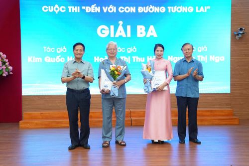 Trao Giải Ba cho các tác giả đoạt giải.