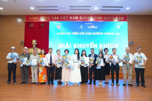 Trao Giải Khuyến khích cho tác giả và đại diện nhóm tác giả.