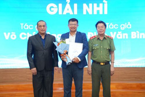 Trao Giải Nhì cho các tác giả đoạt giải.