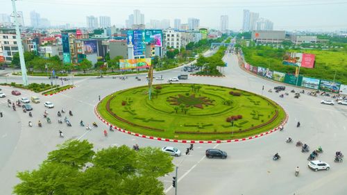 Đường thông, hè thoáng tại giao lộ Lê Trọng Tấn - Nguyễn Thanh Bình. Ảnh: Thu Oanh