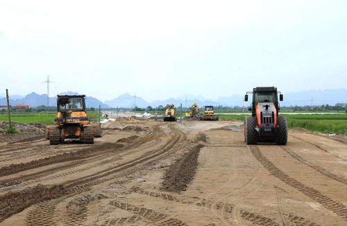Việc triển khai những dự án giao thông trọng điểm đòi hỏi lãnh đạo các cơ quan, đơn vị giám sát chặt chẽ về tiến độ và chất lượng công trình. Trong ảnh: Thi công dự án xây dựng tuyến đường Mỹ Đình - Ba Sao - Bái Đính (đoạn nối từ đường trục phía Nam đến đường Hương Sơn - Tam Chúc). Ảnh: Quang Thái