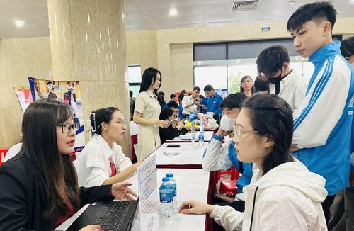 Người lao động ứng tuyển việc làm tại Trung tâm Dịch vụ việc làm Hà Nội.