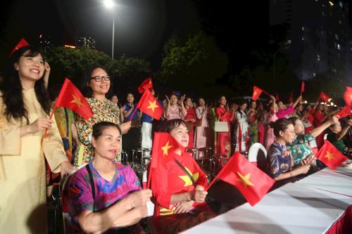 Đông đảo người dân Thủ đô thưởng thức chương trình nghệ thuật “Từ mùa thu độc lập” tại Công viên Cầu Giấy, tối 19-8. Ảnh: Vi Giáng