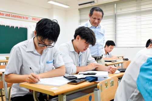 Nội dung ôn luyện được xây dựng theo chuẩn IOAA, tập trung vào kiến thức chuyên sâu về thiên văn học, vật lý thiên văn, kỹ năng phân tích dữ liệu, thực hành quan sát, sử dụng tiếng Anh chuyên ngành; đồng thời rèn luyện tâm lý thi đấu, kỹ năng làm việc nhóm và thể lực. Ảnh: Phạm Thảo