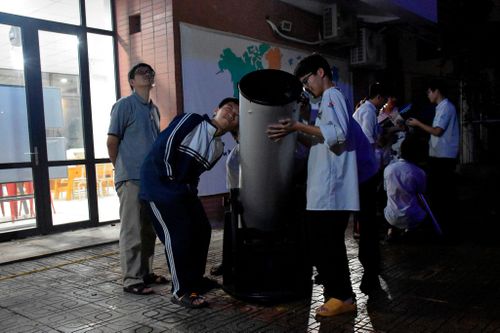 Các thành viên bày tỏ tinh thần đoàn kết, nỗ lực rèn luyện, thi đấu trung thực, tự tin và quyết tâm mang về thành tích tốt nhất cho đội tuyển Việt Nam tại IOAA 2026. Ảnh: Phạm Thảo