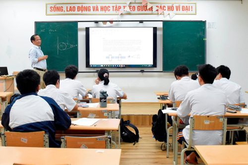 Để có sự chuẩn bị toàn diện trước khi bước vào kỳ thi, Sở Giáo dục và Đào tạo Hà Nội đã huy động đội ngũ giáo viên Trường THPT chuyên Hà Nội - Amsterdam cùng các giảng viên, nhà khoa học đến từ các trường đại học và viện nghiên cứu tham gia công tác bồi dưỡng. Ảnh: Phạm Thảo