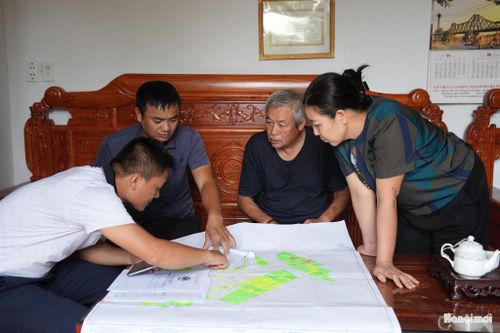 Tổ công tác của xã Nam Phù tới nhà giúp người dân cập nhật, số hoá cơ sở dữ liệu đất đai. Ảnh: Khánh Huy