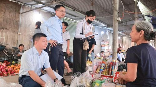 Lực lượng chức năng xã Đại Xuyên kiểm tra an toàn thực phẩm, nguồn gốc xuất xứ sản phẩm kinh doanh tại các chợ trên địa bàn. Ảnh: DX