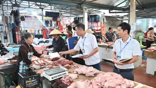 Lực lượng chức năng xã Đại Xuyên kiểm tra an toàn thực phẩm, nguồn gốc xuất xứ sản phẩm động vật kinh doanh tại chợ trên địa bàn. Ảnh: DX
