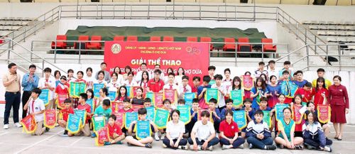 Giải thể thao học sinh phường Ô Chợ Dừa năm 2026 thu hút đông đảo học sinh tham gia, góp phần phát hiện và bồi dưỡng những nhân tố có năng khiếu. Ảnh: Võ Giang