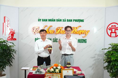 Anh Trần Tuấn Minh, Giám đốc HTX Ong Tuấn Minh, xã Đan Phượng giới thiệu sản phẩm. Ảnh: Ngân Nguyễn