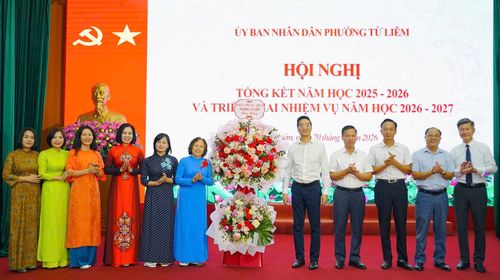 Lãnh đạo phường Từ Liêm chúc mừng ngành Giáo dục phường. Ảnh: PV