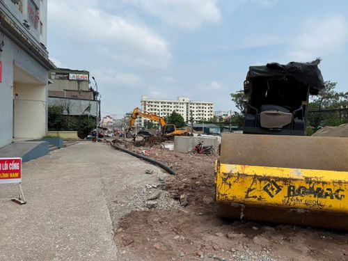 Những ngày gần đây, các nhà thầu đã tập trung máy móc, nhân lực nhiều hơn để thi công dự án. Ảnh: PV