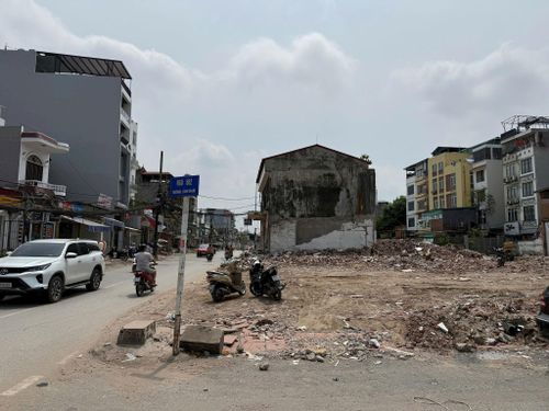 Đơn vị thi công đang di chuyển các trang thiết bị, cáp điện, viễn thông trong công trình này để chuẩn bị phá dỡ. Ảnh: PV